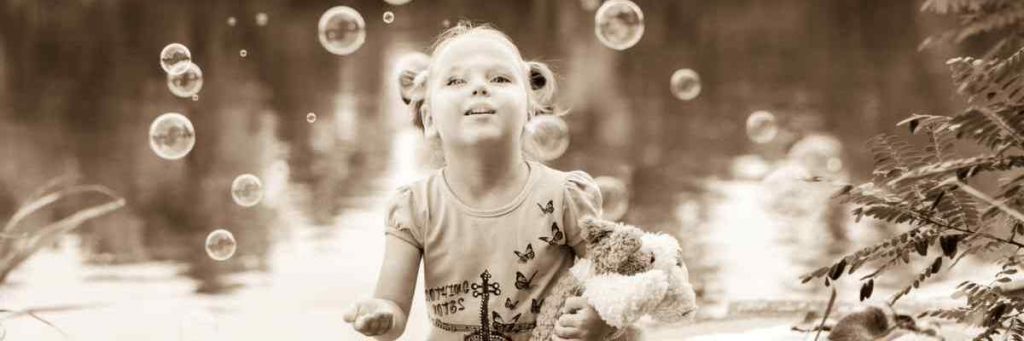 Девочка, мыльные пузыри, озеро,  детские воспоминания