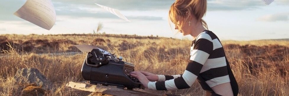 женщина за пишущей машинкой в поле