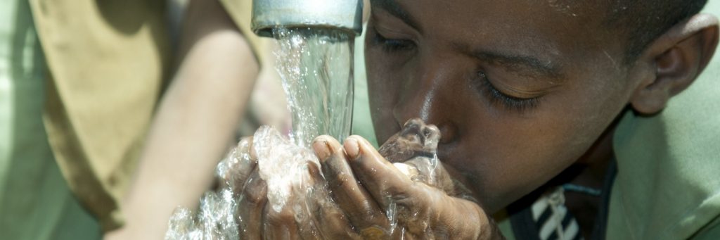 ребенок пьет чистую воду