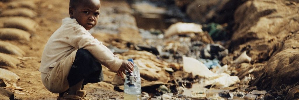 ребенок набирает воду в бутылку
