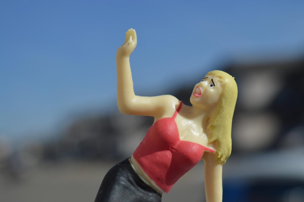 Испуганная кукла