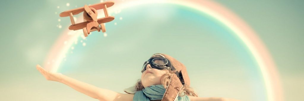 ребенок в летных очках  и игрушечный самолетик - фантазии