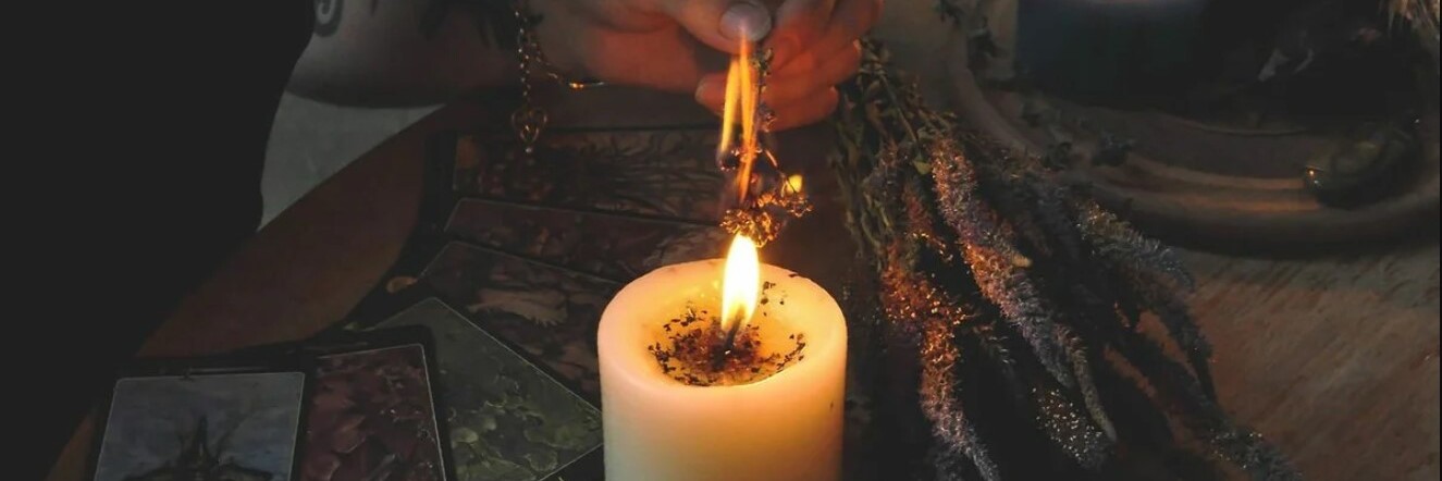 Черная магия волосы. Магический ритуал. Магия свечи ритуал. Свечи для обряда. Порча магия.