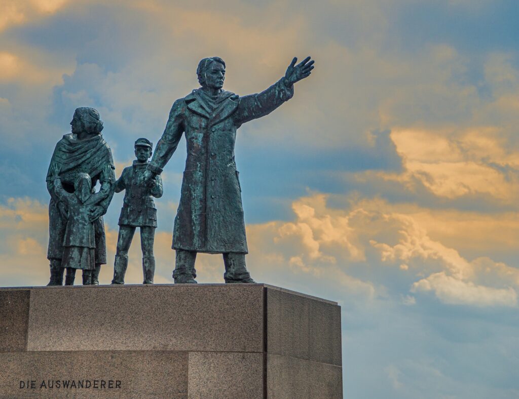 Памятник мигрантам
