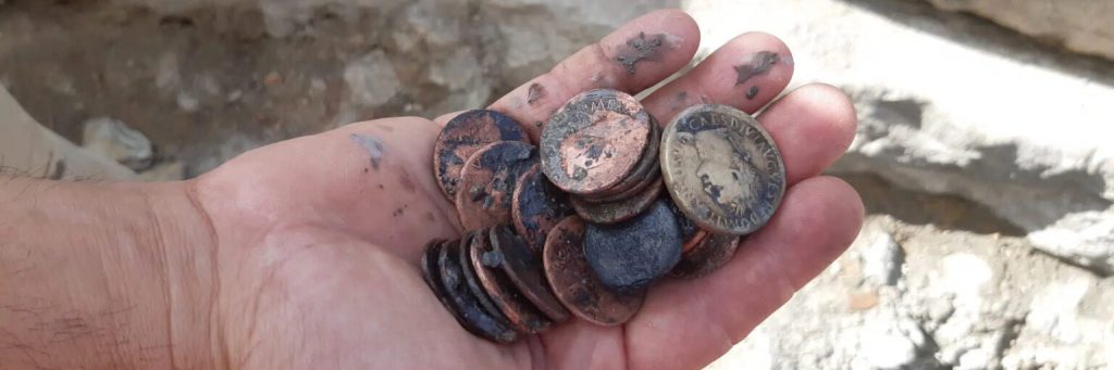 Монеты, найденные археологами в руинах древнего святилища в Тоскане, недалеко от городка Сан-Кашано-деи-Баньи