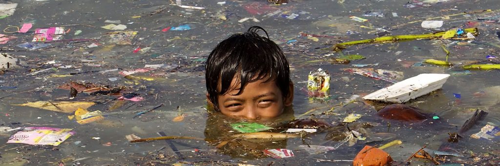 ребенок в загрязненной реке