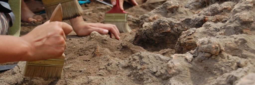 Археологи очищают землю в Грузии