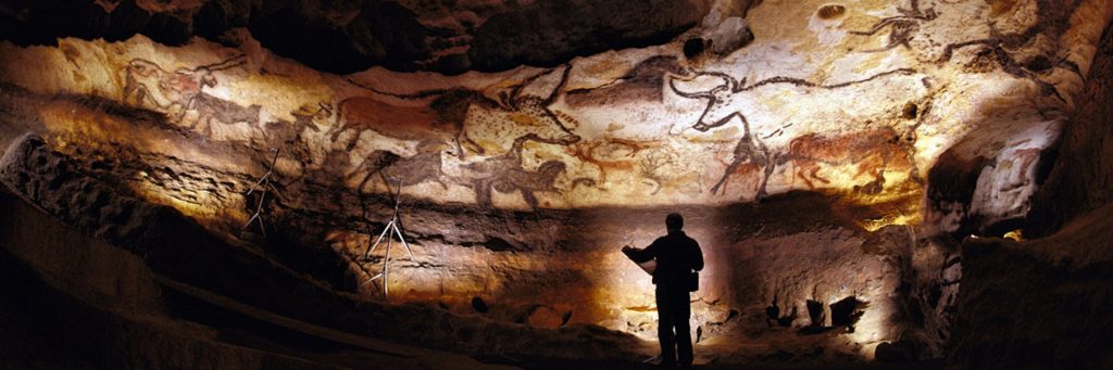 исторический памятник - пещеру Ласко с наскальными рисунками эпохи палеолита