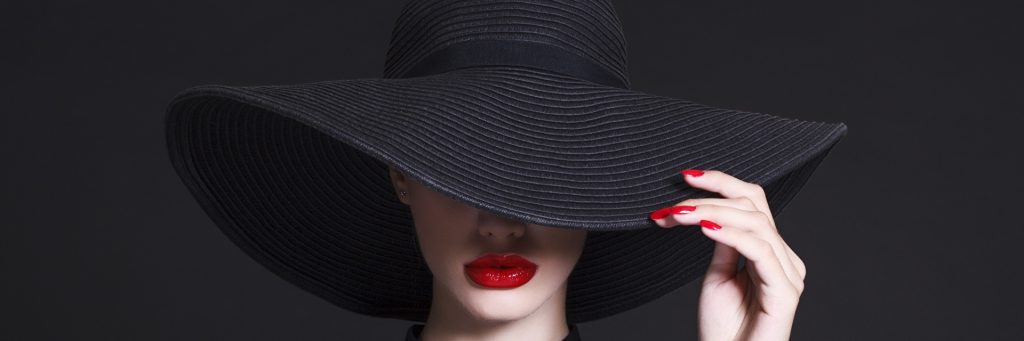 женищина в черной шляпе