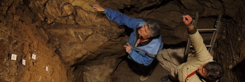 Археологи работают в пещере Денисова