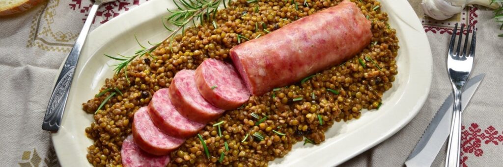 Котекино – свиная колбаса, cotechino con lenticcie