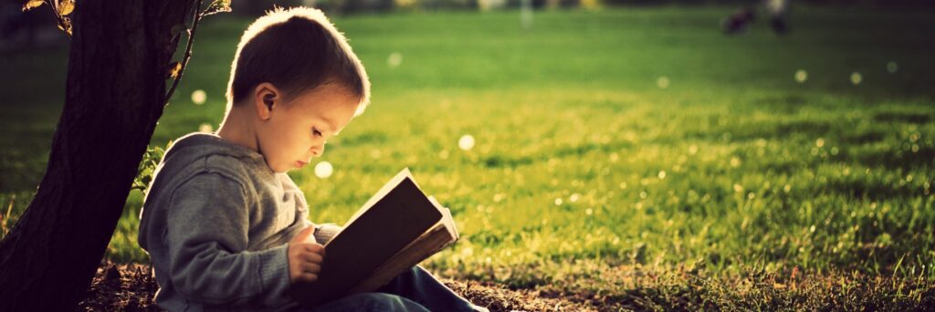 ребенок читает книгу