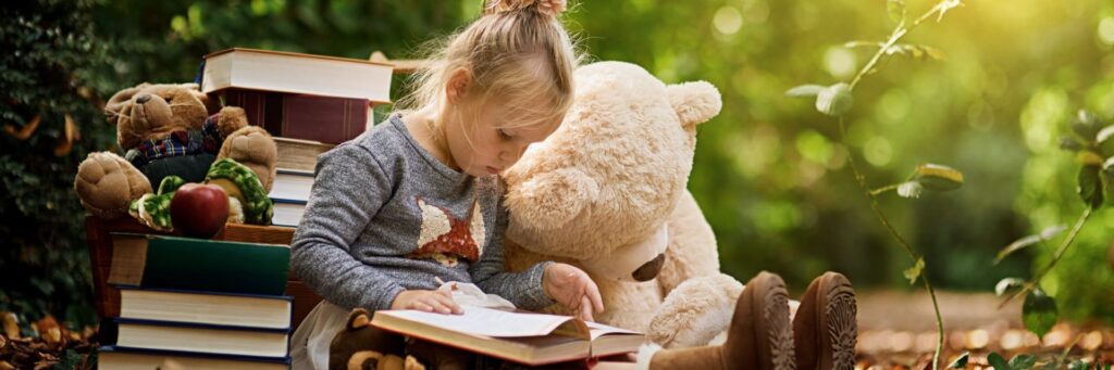 девочка и медвежонок читают книгу