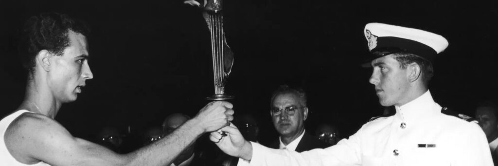 В 1960 году наследный принц Греции Константин вручил олимпийский огонь первому спортсмену, который доставит его в Рим, где будут проходить игры.