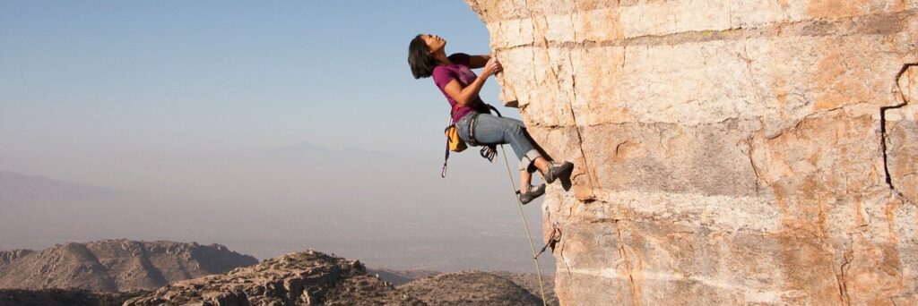 женщина на скале 