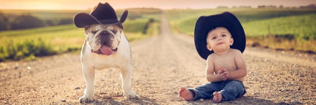ребенок и собака в шляпах