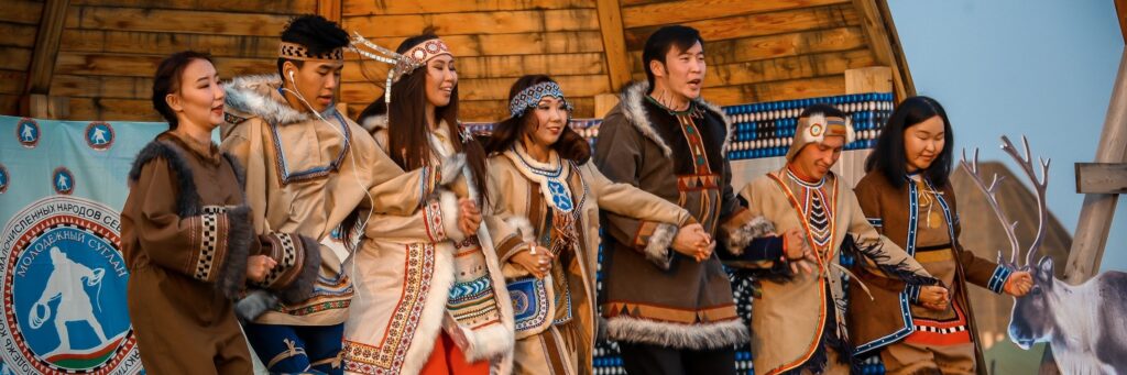 Народ Саха якуты в национальных костюмах