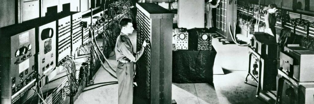 Компьютер ENIAC занимал помещение, площадью от 135 до 167 квадратных метров.