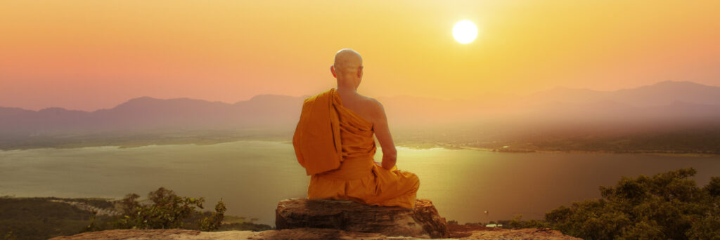 Буддистский монах в медитации - осознанность
