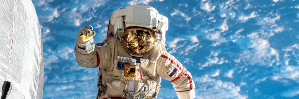 Геннадий Падалка космонавт в открытом космосе