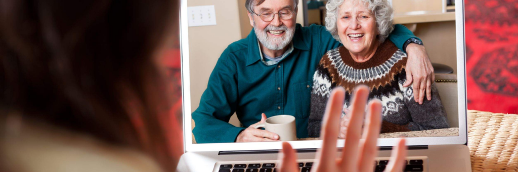 пожилые люди пользуются интернетом
