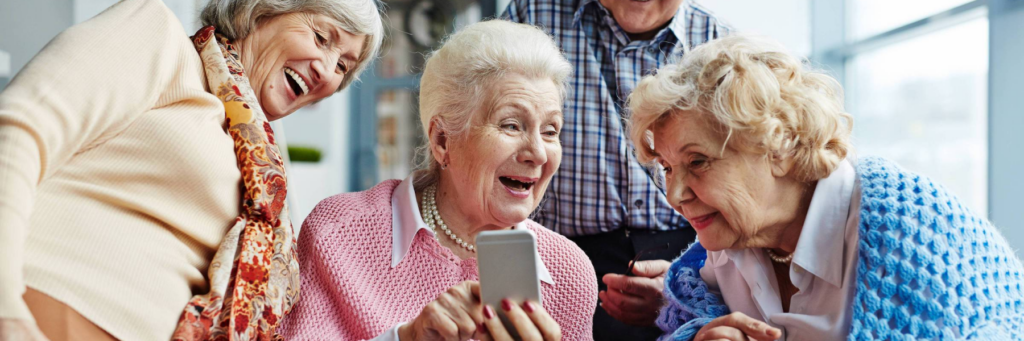бабушки пользуются интернетом через смартфон