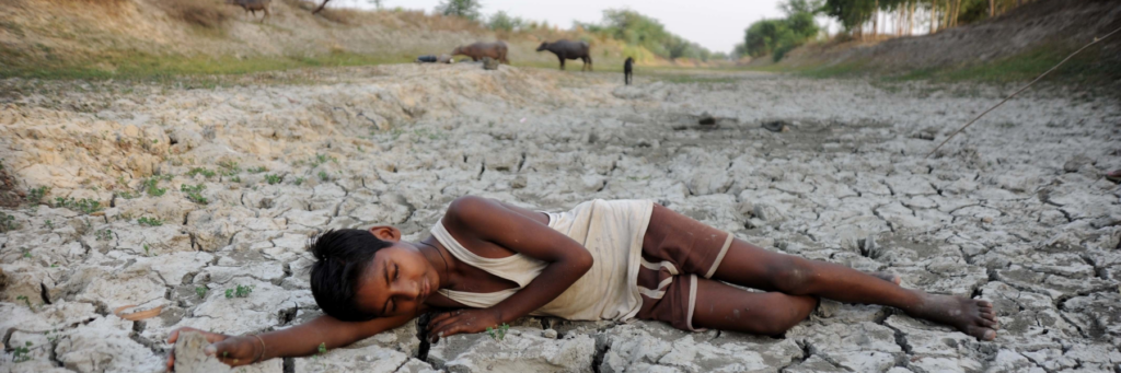 Жара засуха мальчик лежит на истрескавшейся земле
