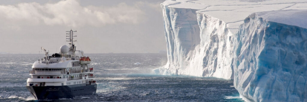 Антарктида айсберг и корабль