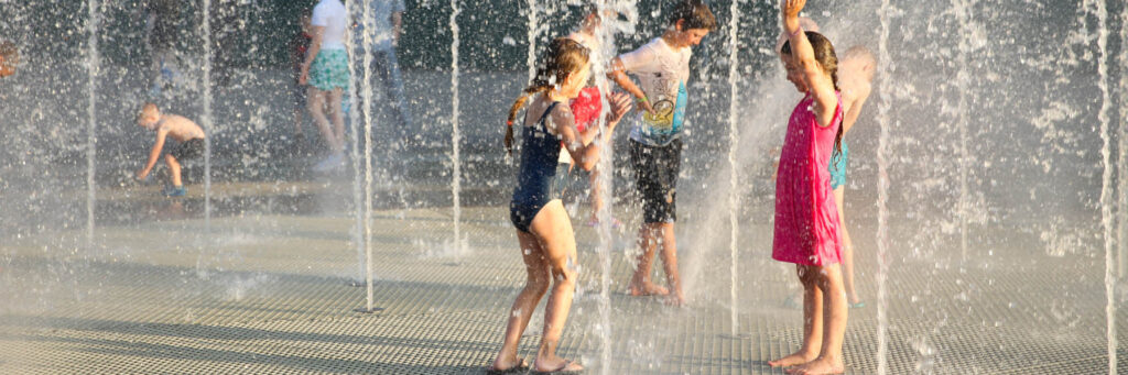 дети в фонтане жара город