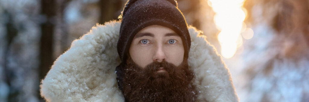 Русский мужчина с бородой зимой в Сибире