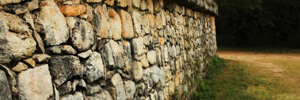 Старая каменная стена