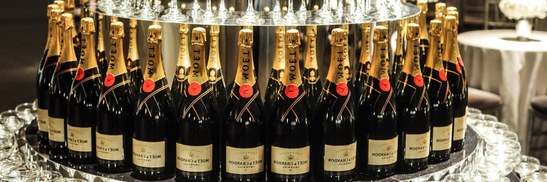 Куча бутылок шампанского. Вино шампанское. Шампанское вечеринка. С днём рождения много шампанского. Бокалы с шампанским.