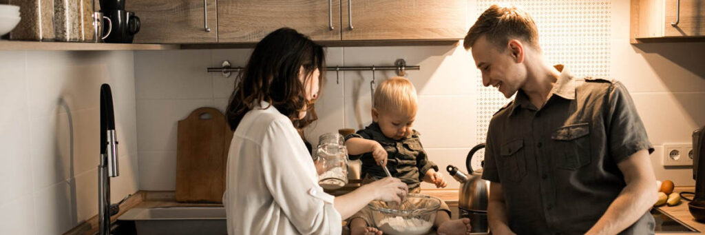 семья на кухне
