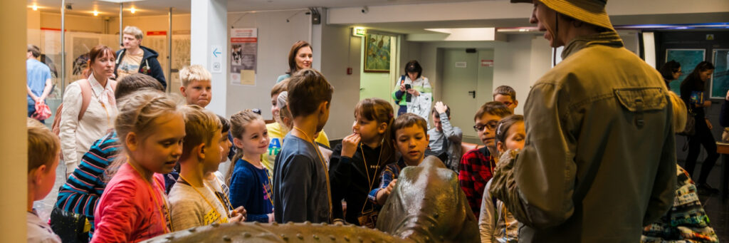 Экскурсия школьников в Дарвиновский музей в Москве