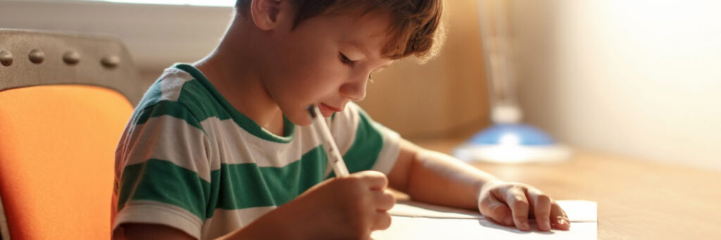 ребенок пишет письмо