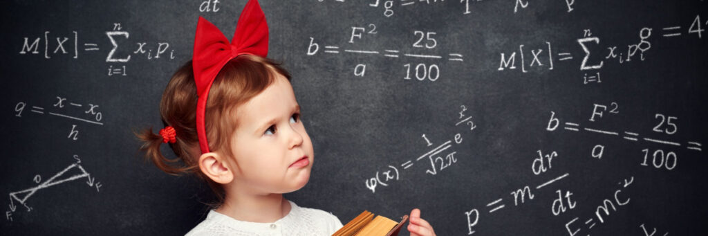 девочка пред школьной доской с формулами