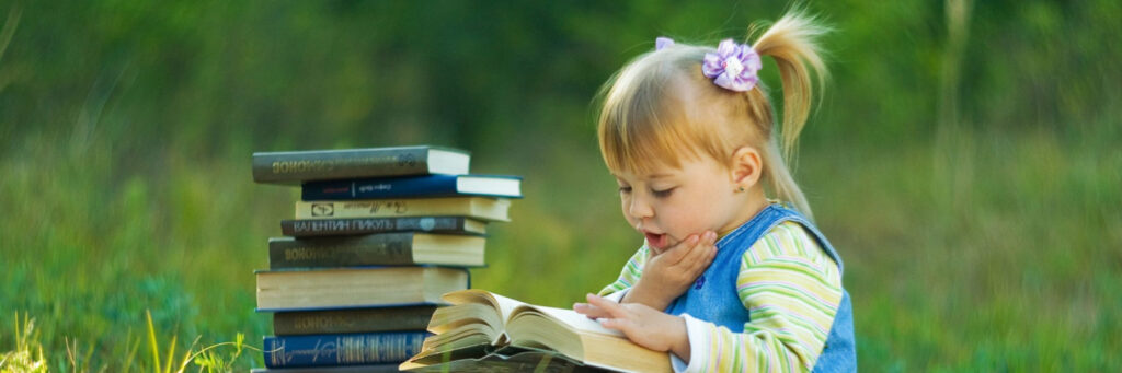 девочка читает на природе