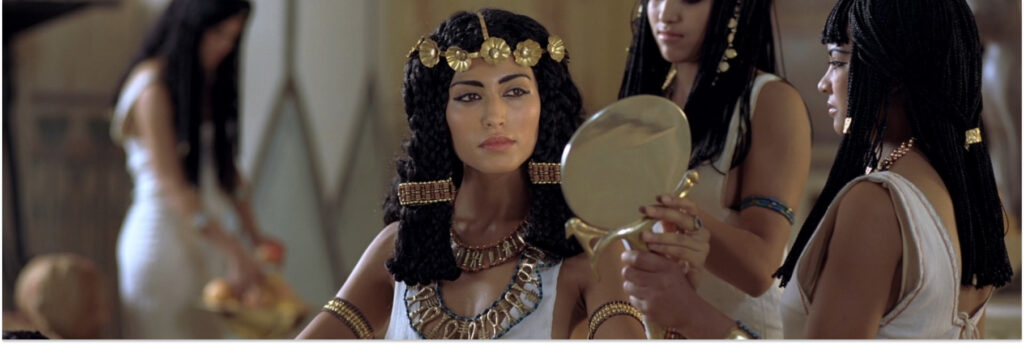 Египетская девушка смотрится в зеркало