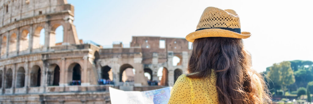 девушка смотрит в карту на фоне Колизея