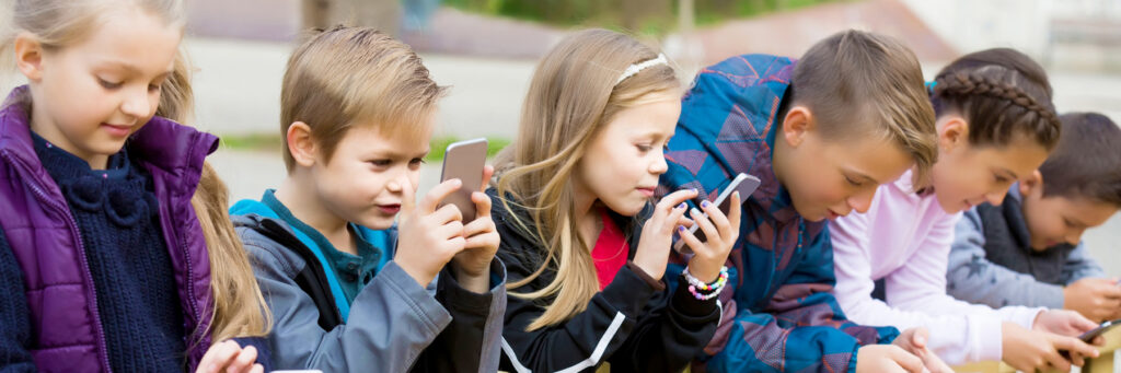 дети со смартфонами в руках