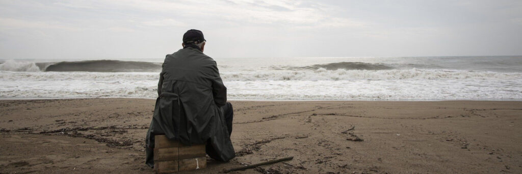 одинокий человек на фоне моря