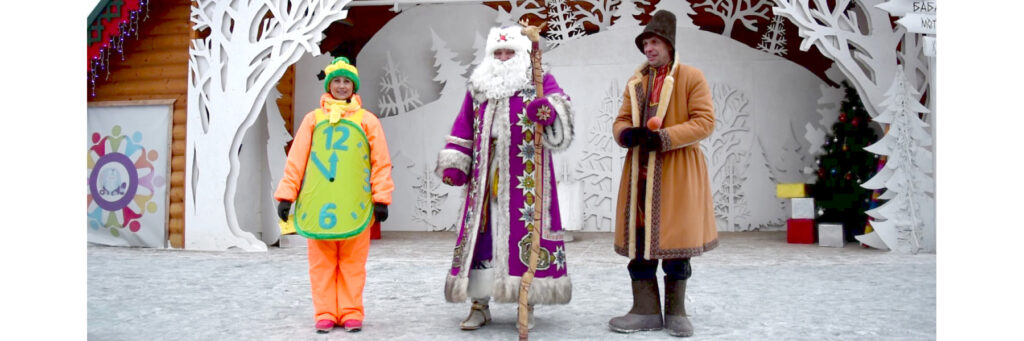 Зимний Дед Тол Бабай у своей усадьбы