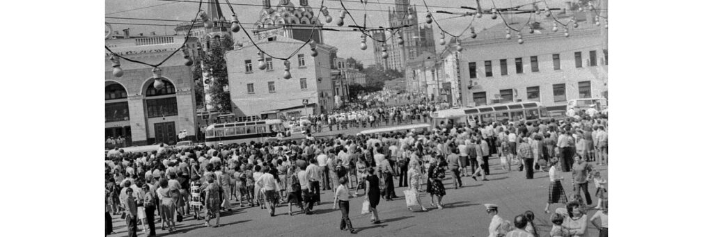 Вид на Таганскую площадь в сторону Котельнической набережной 28 июля 1980 года в день похорон Высоцкого. Автор фотографии Павел Сухарев