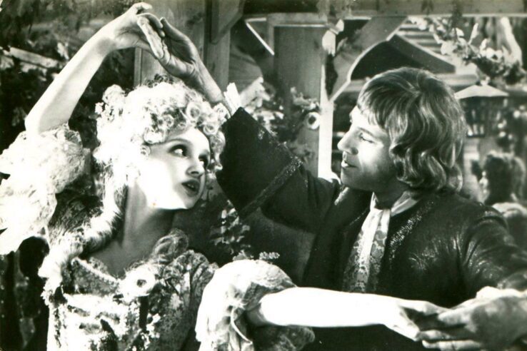 На съёмках фильма «Сказ про то, как царь Пётр арапа женил». 1976