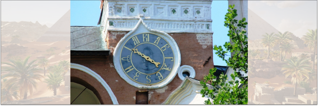 В Суздале, что в этом году отмечает своё тысячелетие, на Кремле сохранились кириллические часы.