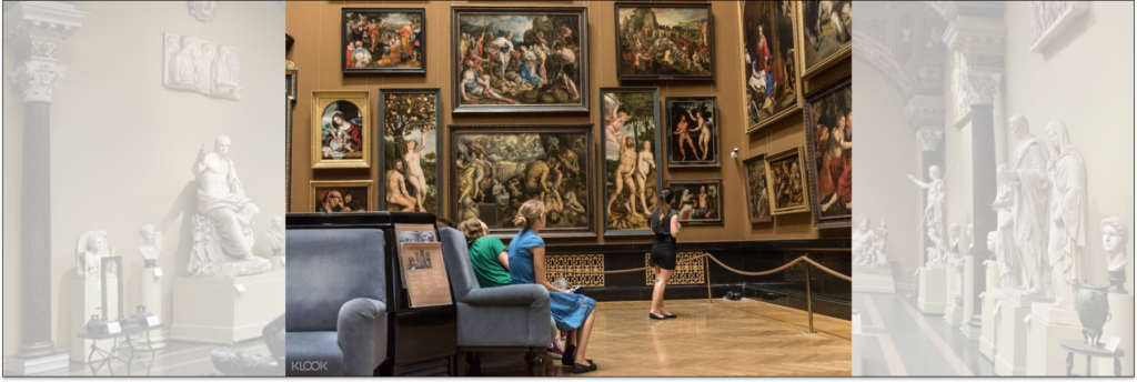 Посетители музея рассматривают картины