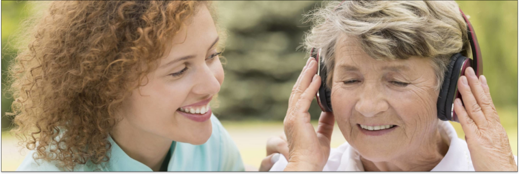 Пожилая дама слушает музыку